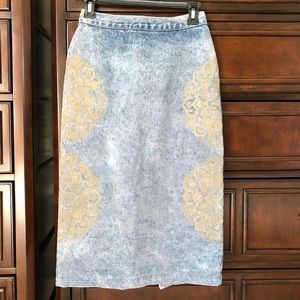90’s denim pencil skirt Metallic Gold side slimming medallion print Size 6 VTG
